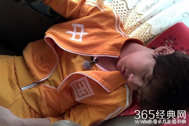 明星到底多缺觉：胡歌拿剧本睡着，赵丽颖站着睡着，张艺兴晕倒！