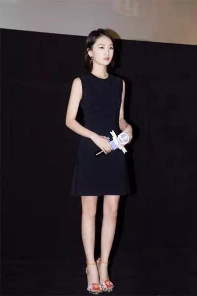 石原里美，周冬雨的一双美腿也不差！