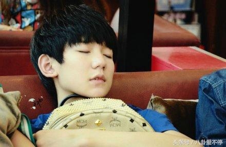 明星到底多缺觉：胡歌拿剧本睡着，赵丽颖站着睡着，张艺兴晕倒！