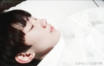 明星到底多缺觉：胡歌拿剧本睡着，赵丽颖站着睡着，张艺兴晕倒！