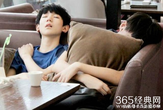 明星到底多缺觉：胡歌拿剧本睡着，赵丽颖站着睡着，张艺兴晕倒！