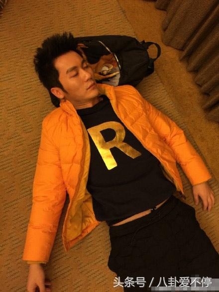 明星到底多缺觉：胡歌拿剧本睡着，赵丽颖站着睡着，张艺兴晕倒！