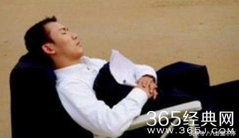 明星到底多缺觉：胡歌拿剧本睡着，赵丽颖站着睡着，张艺兴晕倒！