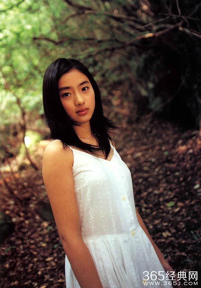 石原里美，周冬雨的一双美腿也不差！