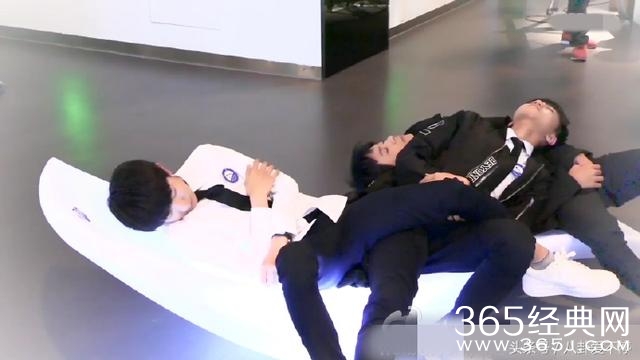 明星到底多缺觉：胡歌拿剧本睡着，赵丽颖站着睡着，张艺兴晕倒！