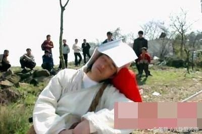 明星到底多缺觉：胡歌拿剧本睡着，赵丽颖站着睡着，张艺兴晕倒！