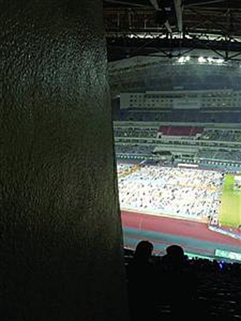 歌迷五月天演唱会买到墙根票：屏幕都看不到