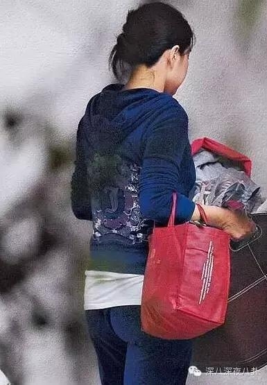 坐拥百亿身家，路边买20元童装，这对豪门夫妇最让人心旷神怡