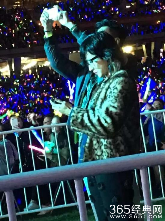 甜！陈奕迅万人现场表白爱妻 徐濠萦台下拍照