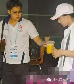 坐拥百亿身家，路边买20元童装，这对豪门夫妇最让人心旷神怡