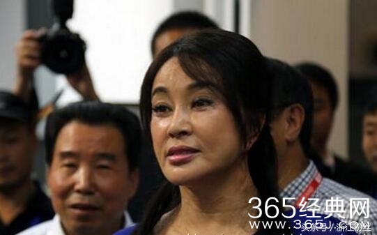 61岁刘晓庆豪宅里生活近照曝光  赵薇与她合照输惨了