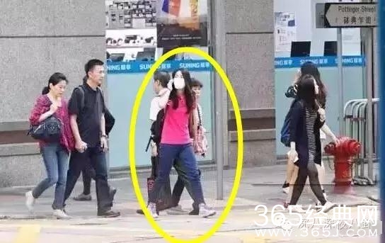 坐拥百亿身家，路边买20元童装，这对豪门夫妇最让人心旷神怡