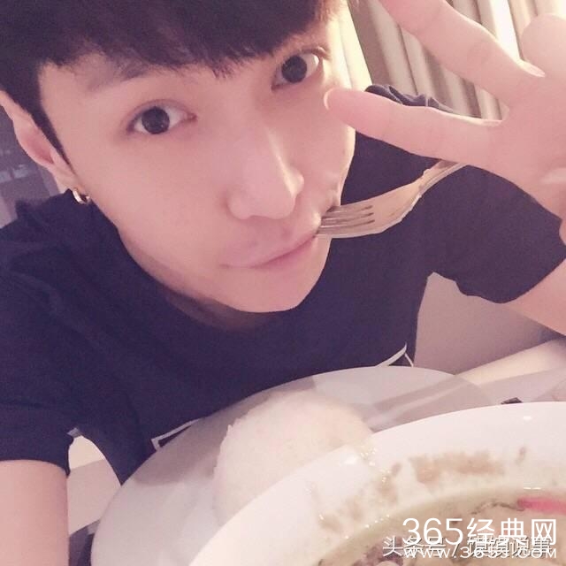 张艺兴，小绵羊的日常自拍，帅到怎么都看不够