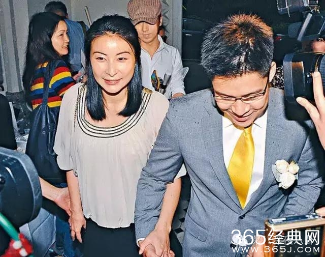 坐拥百亿身家，路边买20元童装，这对豪门夫妇最让人心旷神怡