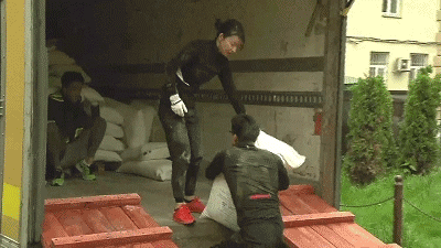 坐拥百亿身家，路边买20元童装，这对豪门夫妇最让人心旷神怡