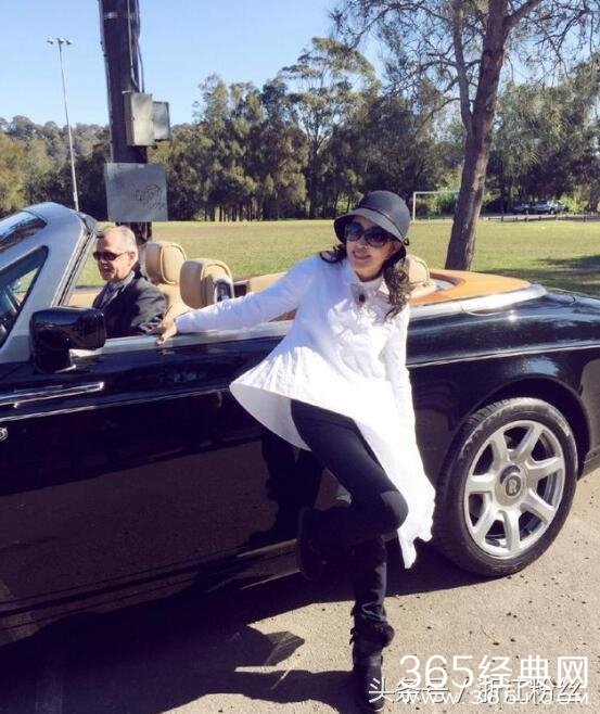 61岁刘晓庆豪宅里生活近照曝光  赵薇与她合照输惨了