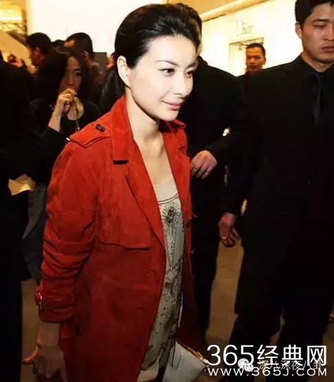 坐拥百亿身家，路边买20元童装，这对豪门夫妇最让人心旷神怡