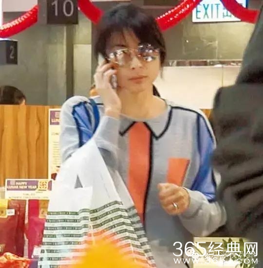 坐拥百亿身家，路边买20元童装，这对豪门夫妇最让人心旷神怡