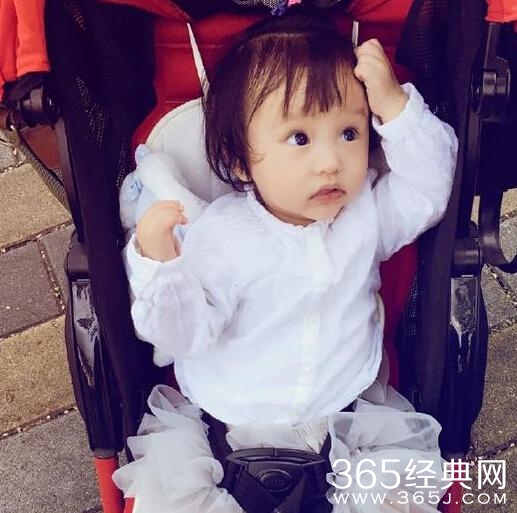 好基因！欧弟妻带女儿游公园 萌态十足惹人爱