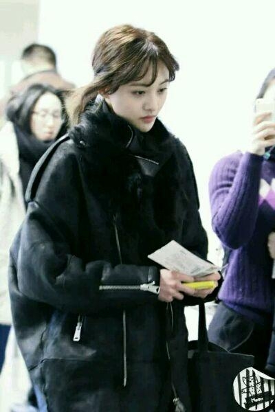 女星秋衣里面藏心机 郑爽单纯迪丽女王范 杨幂心机不如她