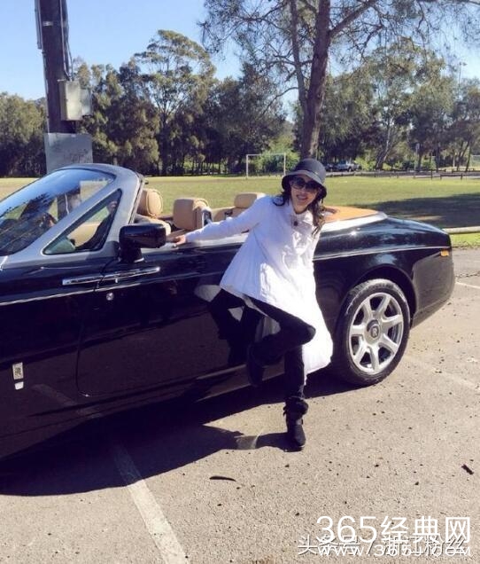 61岁刘晓庆豪宅里生活近照曝光  赵薇与她合照输惨了