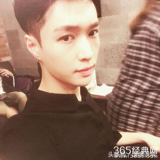 张艺兴，小绵羊的日常自拍，帅到怎么都看不够