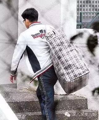 坐拥百亿身家，路边买20元童装，这对豪门夫妇最让人心旷神怡