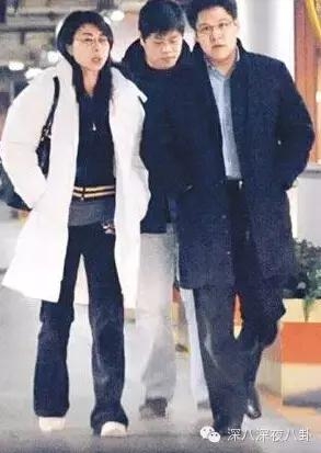 坐拥百亿身家，路边买20元童装，这对豪门夫妇最让人心旷神怡