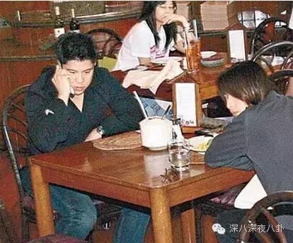 坐拥百亿身家，路边买20元童装，这对豪门夫妇最让人心旷神怡