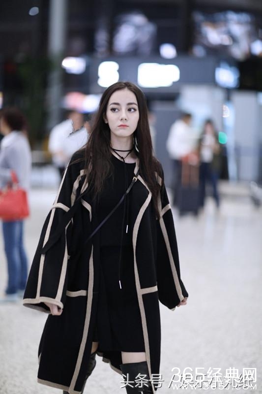 女星秋衣里面藏心机 郑爽单纯迪丽女王范 杨幂心机不如她