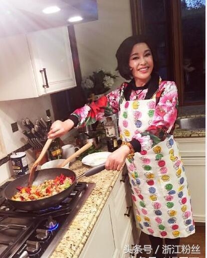 61岁刘晓庆豪宅里生活近照曝光  赵薇与她合照输惨了