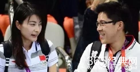 坐拥百亿身家，路边买20元童装，这对豪门夫妇最让人心旷神怡