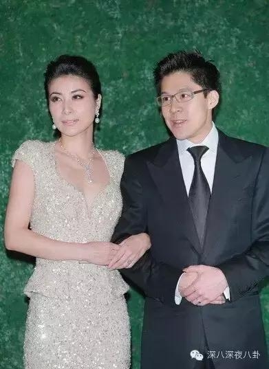 坐拥百亿身家，路边买20元童装，这对豪门夫妇最让人心旷神怡