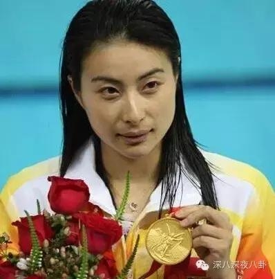 坐拥百亿身家，路边买20元童装，这对豪门夫妇最让人心旷神怡