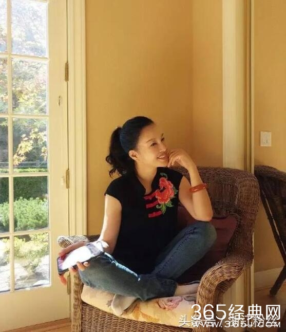 61岁刘晓庆豪宅里生活近照曝光  赵薇与她合照输惨了