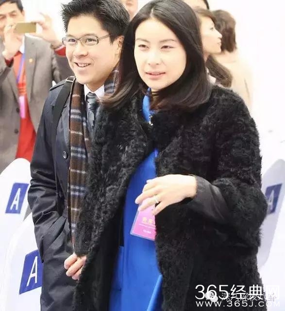 坐拥百亿身家，路边买20元童装，这对豪门夫妇最让人心旷神怡