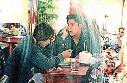 坐拥百亿身家，路边买20元童装，这对豪门夫妇最让人心旷神怡