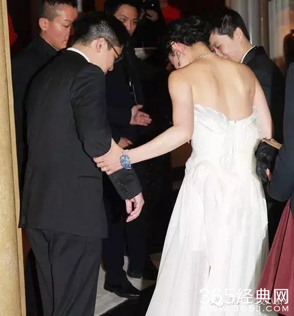 坐拥百亿身家，路边买20元童装，这对豪门夫妇最让人心旷神怡