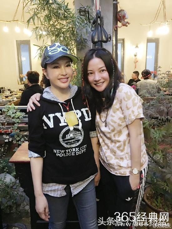 61岁刘晓庆豪宅里生活近照曝光  赵薇与她合照输惨了