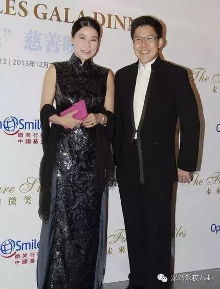 坐拥百亿身家，路边买20元童装，这对豪门夫妇最让人心旷神怡