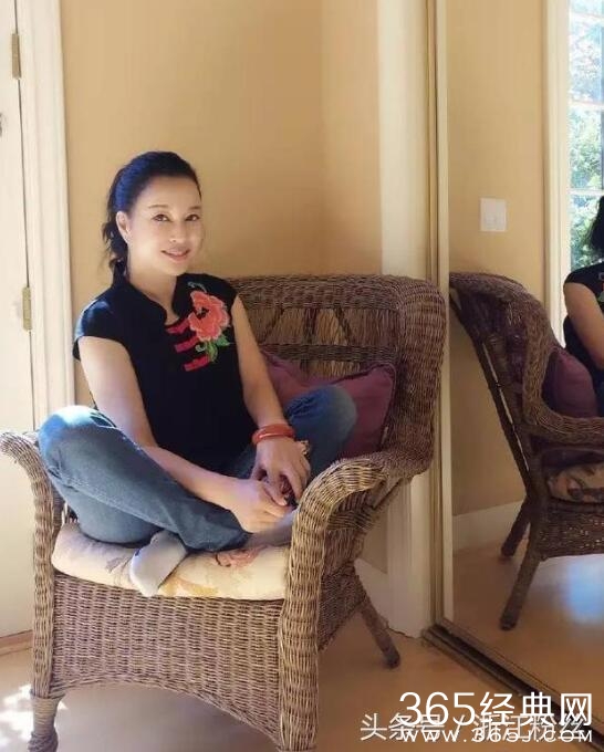 61岁刘晓庆豪宅里生活近照曝光  赵薇与她合照输惨了