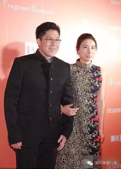 坐拥百亿身家，路边买20元童装，这对豪门夫妇最让人心旷神怡