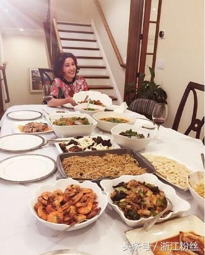 61岁刘晓庆豪宅里生活近照曝光  赵薇与她合照输惨了