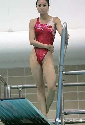 坐拥百亿身家，路边买20元童装，这对豪门夫妇最让人心旷神怡