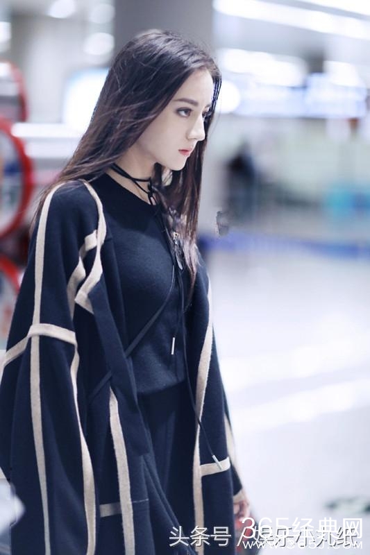 女星秋衣里面藏心机 郑爽单纯迪丽女王范 杨幂心机不如她