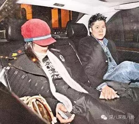 坐拥百亿身家，路边买20元童装，这对豪门夫妇最让人心旷神怡