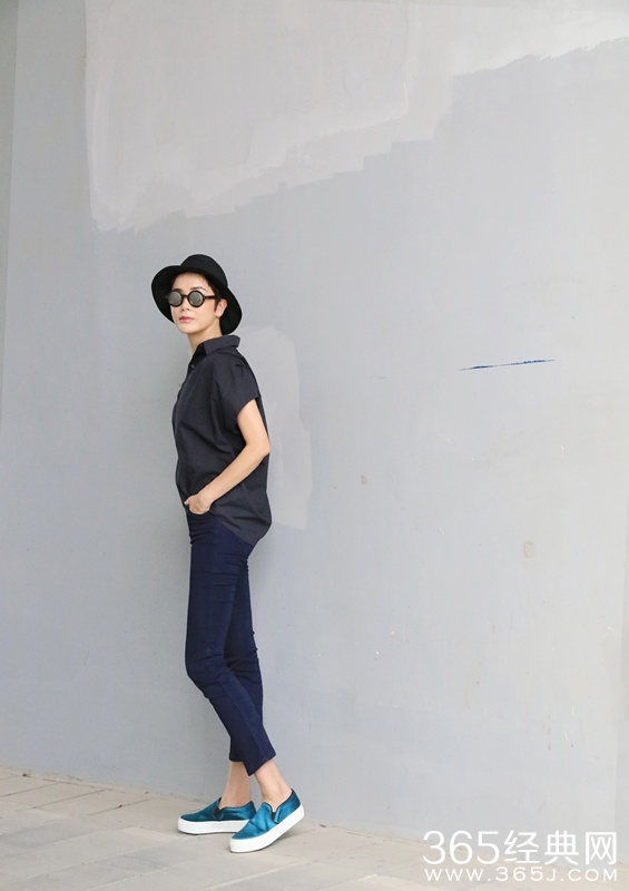 蒋雯丽私照曝光显干练 白肤红唇似少女