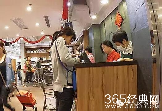 坐拥百亿身家，路边买20元童装，这对豪门夫妇最让人心旷神怡