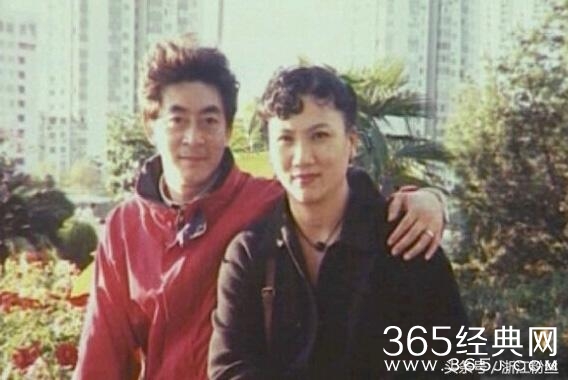 57岁六小龄童和妻子最新近照曝光 手指感染化脓 治疗疼得要命
