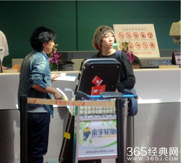 王菲女儿窦靖童现身机场，是男是女傻傻分不清楚，王菲很伤心